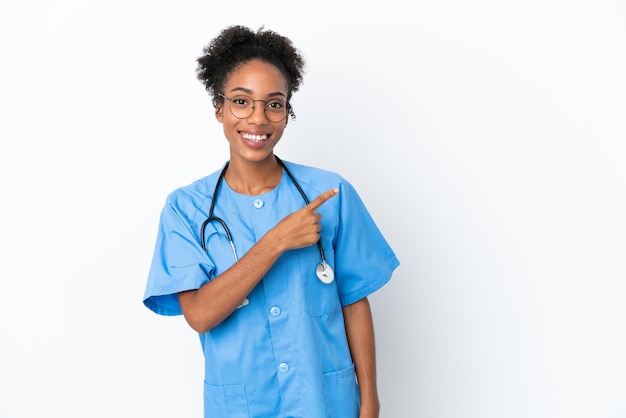 Jovem cirurgiã médica afro-americana isolada em fundo branco apontando para o lado para apresentar um produto