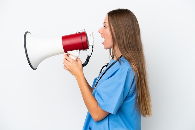 Jovem cirurgiã, médica, lituana, isolada no fundo branco, gritando através de um megafone