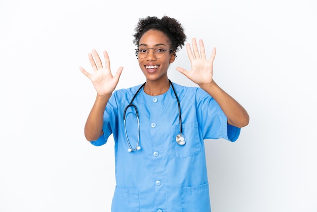 Jovem cirurgiã, médico afro-americano, isolada no fundo branco, contando dez com os dedos