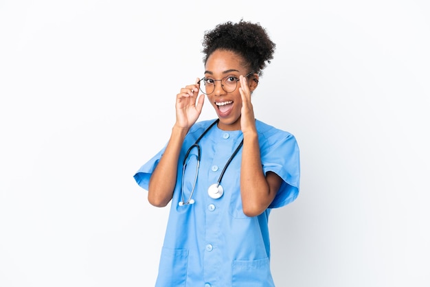 Jovem cirurgião médico afro-americano isolado no fundo branco com óculos e surpreso