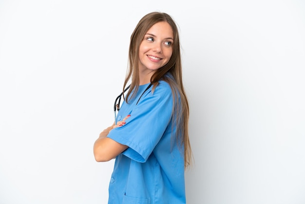 Jovem cirurgião médico lituano isolado em fundo branco com braços cruzados e feliz