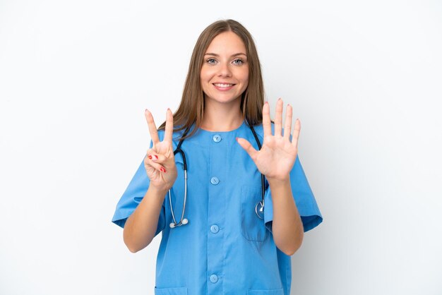 Jovem cirurgião médico lituano isolado em fundo branco contando sete com os dedos