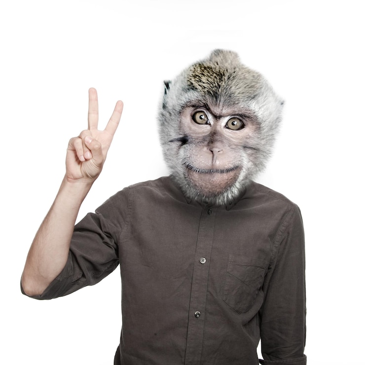 Foto jovem com a cabeça de um macaco com os dedos em um sinal de vitória isolado