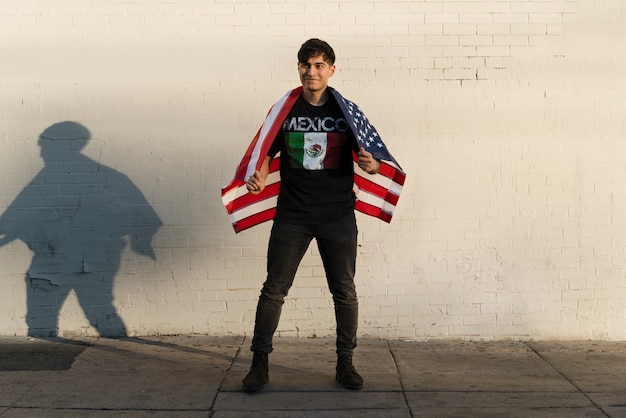 Jovem com bandeira dos eua na rua