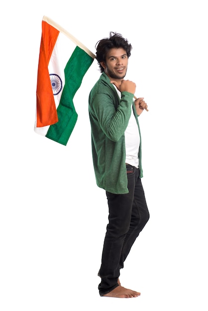 Jovem com bandeira indiana ou tricolor em fundo branco