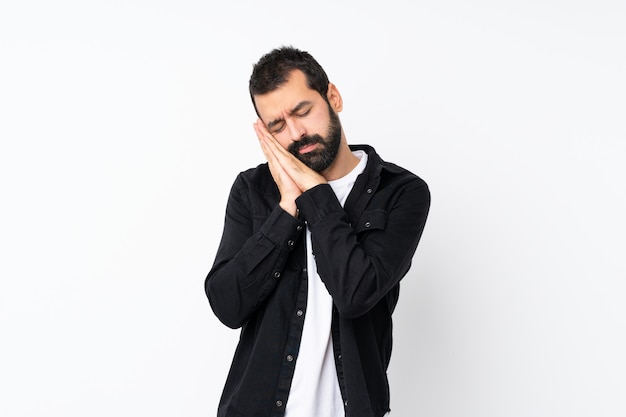 Jovem com barba, fazendo o gesto do sono em expressão dorable