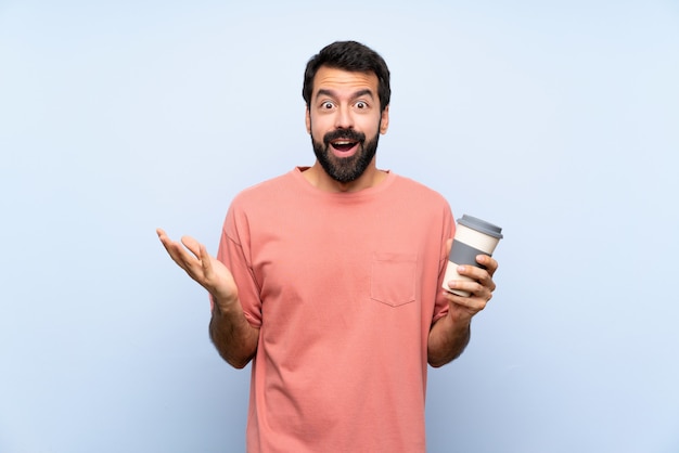 Jovem com barba segurando um café para viagem