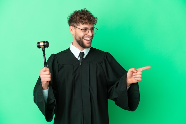 Jovem com barba segurando um celular com óculos e feliz