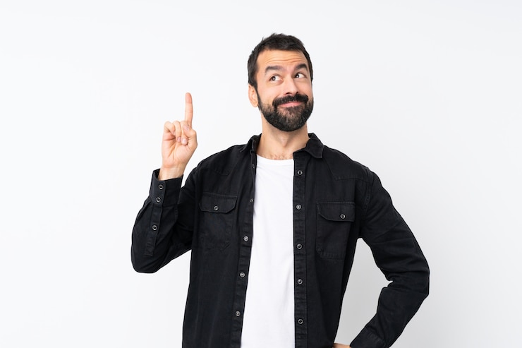 Foto jovem com barba sobre branco isolado, com a intenção de realizar a solução enquanto levanta um dedo
