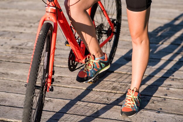 Jovem com bicicleta ao ar livre no parque