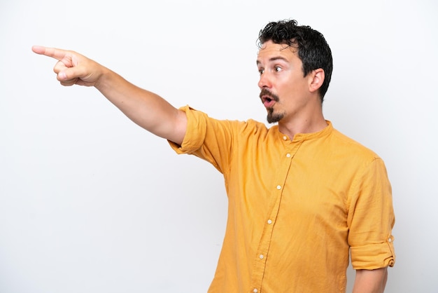 Jovem com bigode isolado em fundo branco apontando para longe