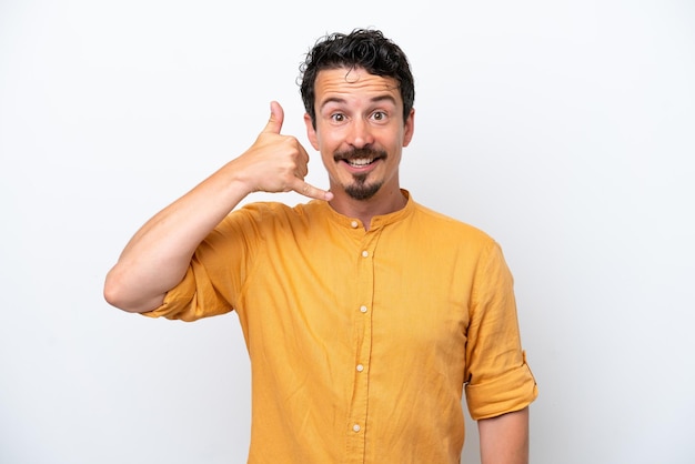 Jovem com bigode isolado em fundo branco fazendo gesto de telefone ligue-me de volta sinal
