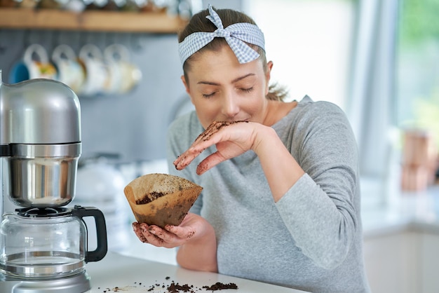 Foto jovem com borra de café usa para descascar