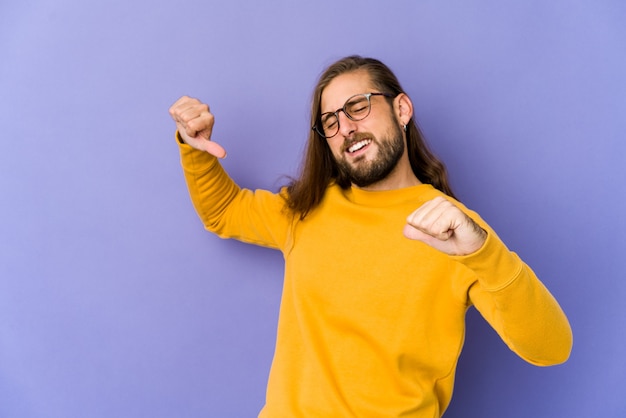 Jovem com cabelo comprido parece orgulhoso e autoconfiante, exemplo a seguir