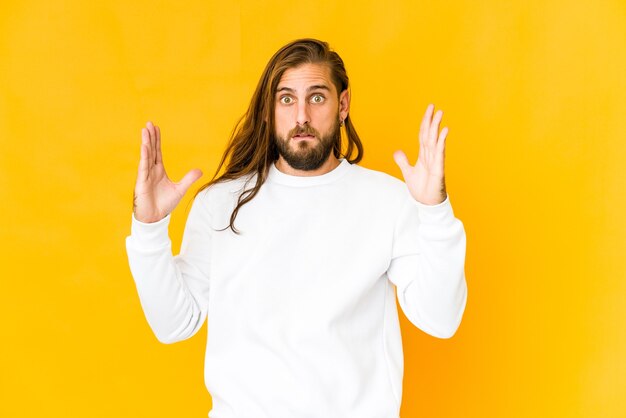 Jovem com cabelo comprido parece ter uma ideia, o conceito de inspiração.