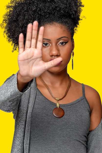 Foto jovem com cabelo de afrostyle usando máscara de proteção de coronavírus covid19 isolado nas costas grisalhas