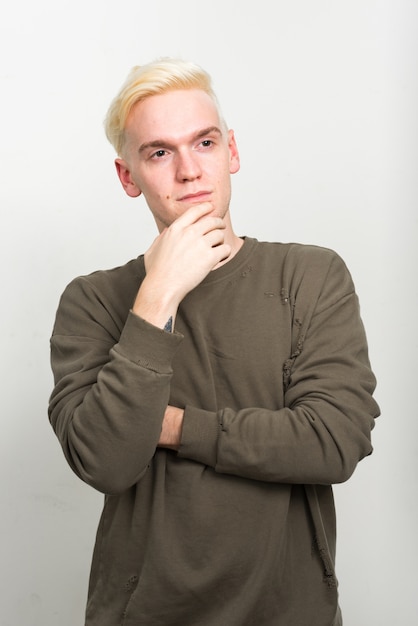 jovem com cabelo loiro branco