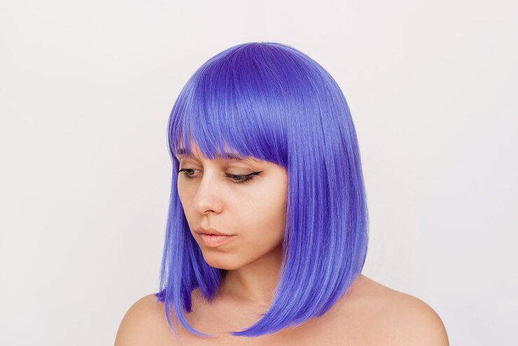Foto jovem com cabelo tingido de azul isolado em fundo branco resultado da coloração