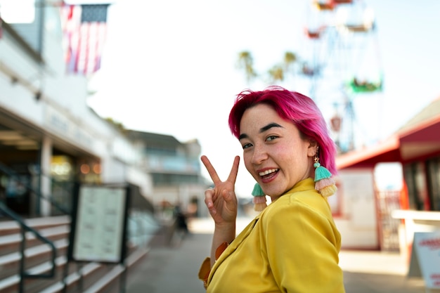 Foto jovem com cabelo tingido perto da loja