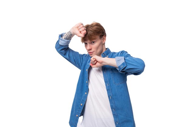 Foto jovem com cabelo vermelho vestindo uma camisa azul sobre uma camisa branca