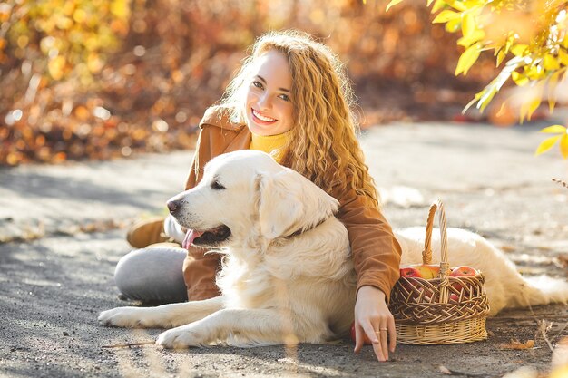 jovem com cachorro ao ar livre