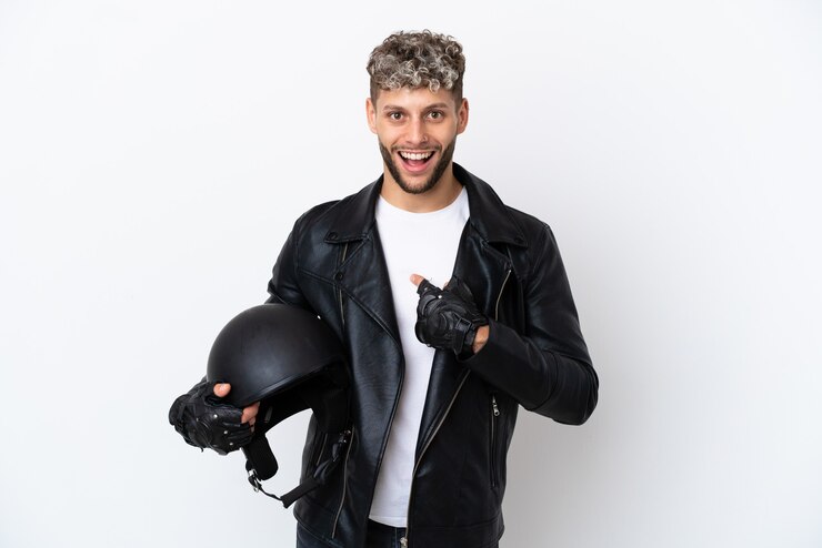 Foto jovem com capacete de motociclista isolado no fundo branco com expressão facial surpresa