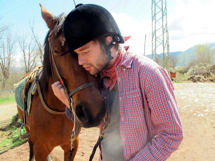 Foto jovem com cavalo no campo