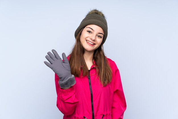 Foto jovem com chapéu de inverno