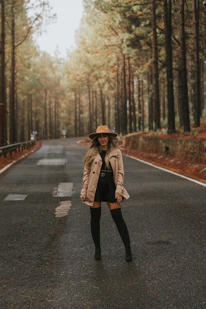 Foto jovem com chapéu no campo olhando para a câmera