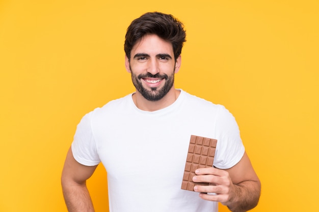 Foto jovem com chocolate