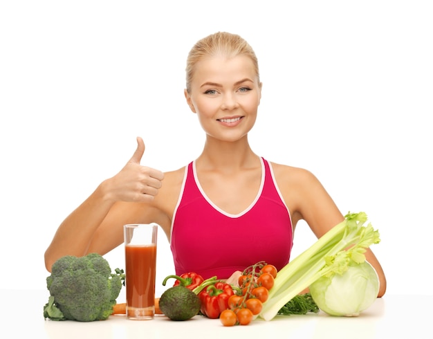 Foto jovem com comida orgânica aparecendo com os polegares