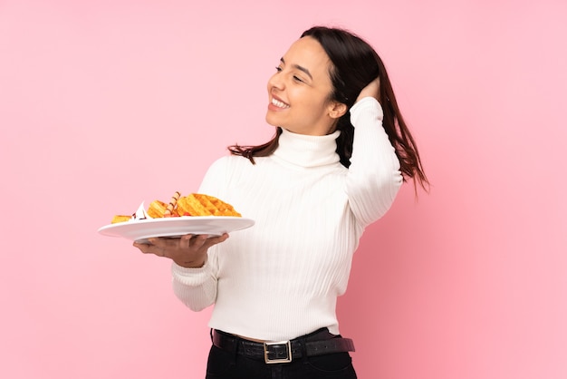 Jovem com comida sobre fundo isolado