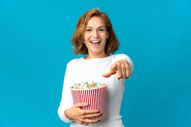 Foto jovem com comida sobre fundo isolado