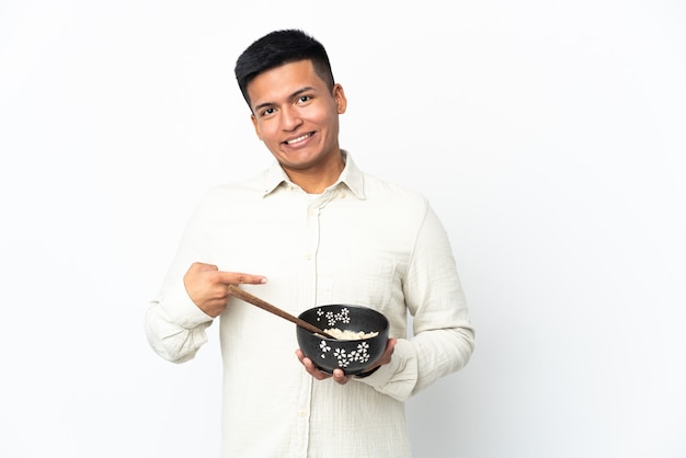 Jovem com comida sobre fundo isolado