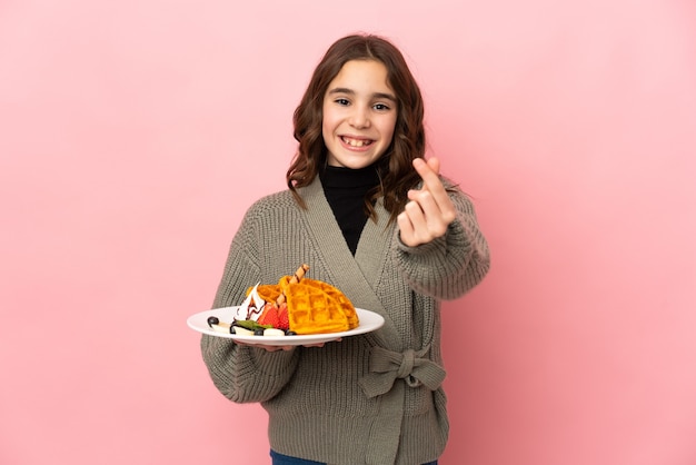 Jovem com comida sobre fundo isolado