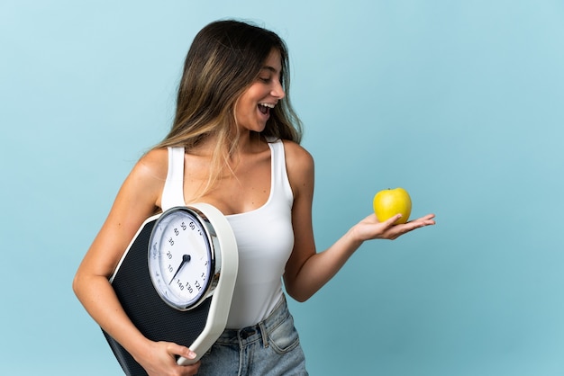 Foto jovem com comida sobre fundo isolado