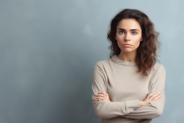 Foto jovem com expressão incerta e irritada pensando