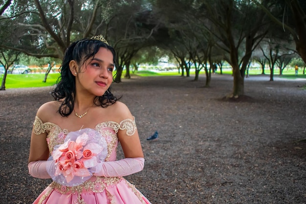 Jovem com fantasias de princesa e arranjo de flores no meio de um campo