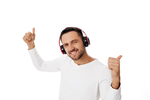 jovem com fones de ouvido a ouvir música