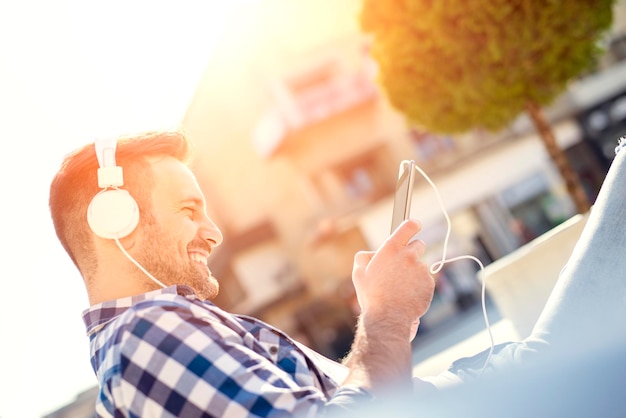 Jovem com fones de ouvido curtindo a música