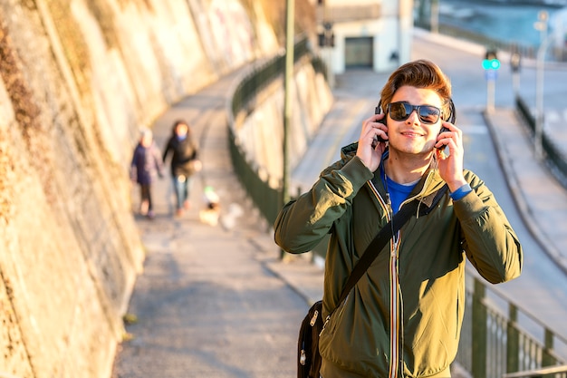 Jovem com fones de ouvido na rua