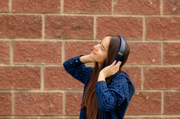 Jovem com fones de ouvido sem fio ouvindo música no celular