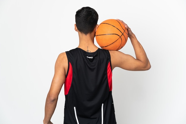 Jovem com fundo branco isolado jogando basquete nas costas