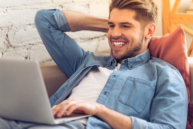 Jovem com gadget em casa