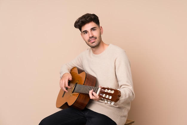 Jovem com guitarra sobre fundo isolado