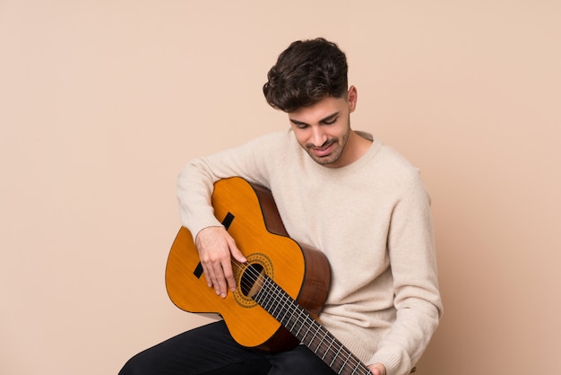 Jovem com guitarra sobre isolado