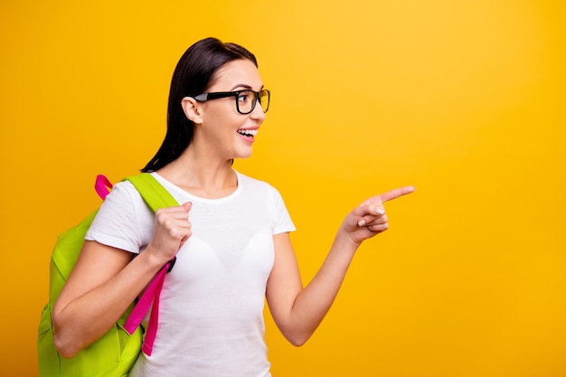 Jovem com mochila e livros