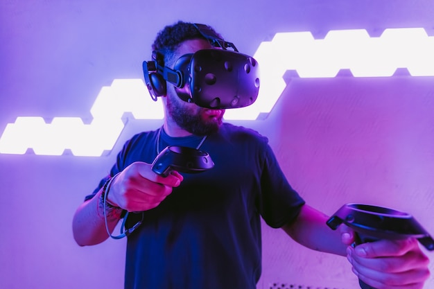 Jovem com óculos de realidade virtual