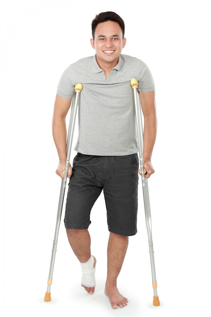 Foto jovem com perna quebrada usar muletas