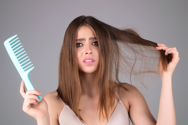 Jovem com problema de queda de cabelo preocupada com queda de cabelo problema de cabelo bagunçado na cama com cabelo emaranhado w